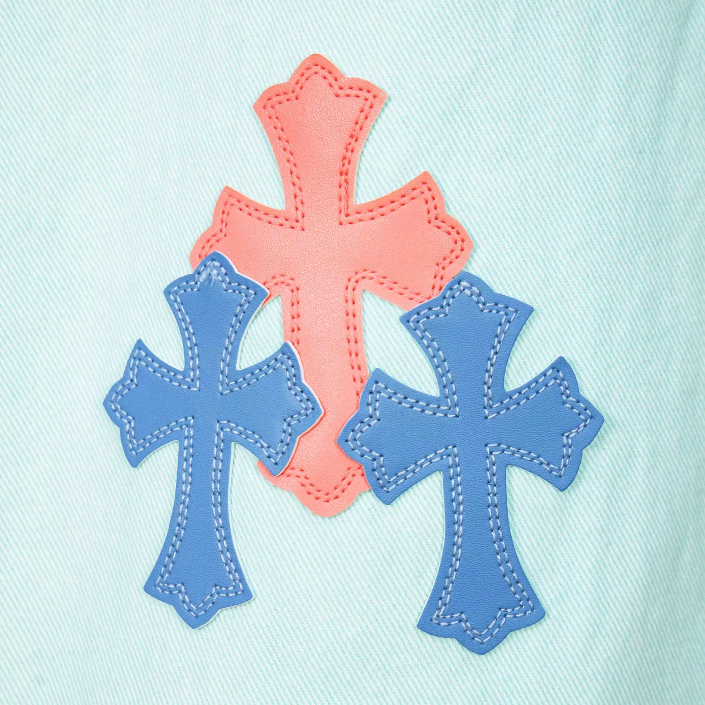 P240 (high version, running quantity) Chrome Hearts light blue blue pants, pink and blue patchwork leather couple's best friend jeans. CH jeans need to be washed and then disassembled and hand-made with sheepskin cross leather and then spliced ​​to complete. The whole process is not clear. The patchwork cross pattern is embellished, and the high-waisted washed jeans! ! Absolutely high-end luxury products, god-level single products and super popular products, made with top heavy industry, a must-see magic weapon. Customized hardware. The fabric is thick and soft after washing. It has good breathability. Customized small leather label. Unique design. The details are simple and elegant, and the workmanship is exquisite. The entire trousers are neatly routed and the details are in place! It’s so cool that both men and women can easily control the genderless trend! Style number: 1817# Color: Picture color Size: 28 30 32 34 36